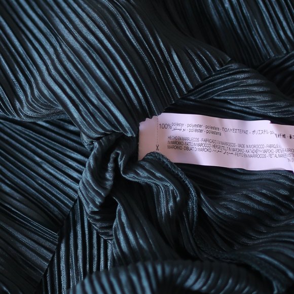 NWT PLEATED BLOUSE. - Picture 9 of 9